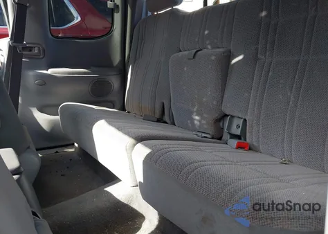 2002 Toyota Tundra Sr5 V8 z USA, uszkodzony, nr VIN 5TBBT44162S225896